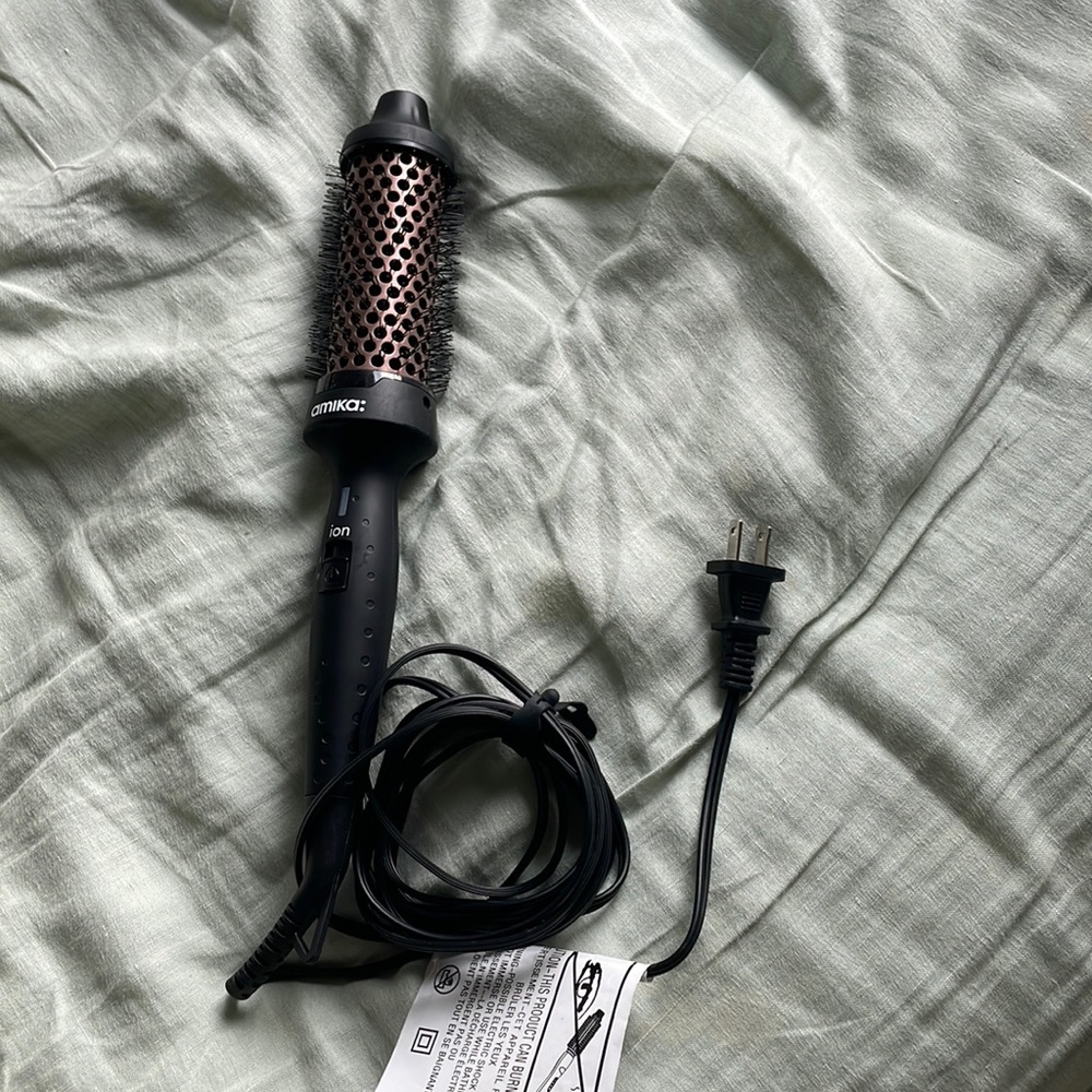 amika blowout babe thermal brush